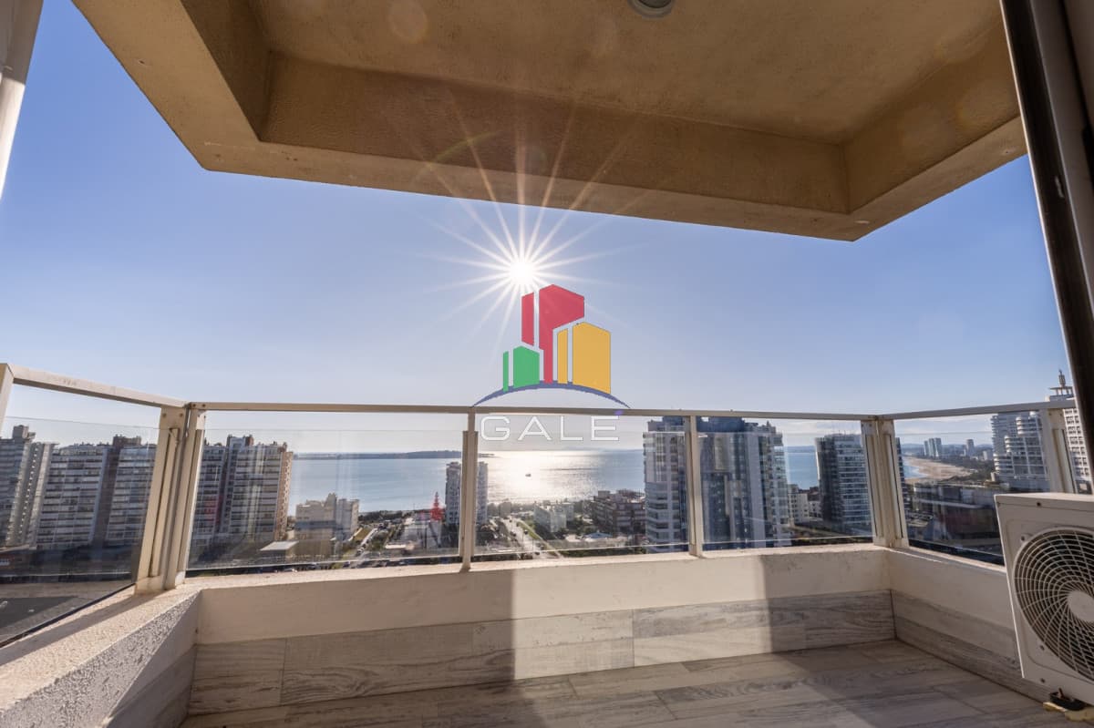 Apartamento en alquiler de 3 dormitorios en Punta del Este.-  -