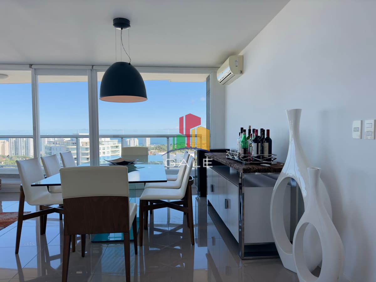 Gale Propiedades & Escribanía Apartamento ID.2107 - Penthouse en VENTA, 3 dormitorios en suite + Dependencia, vista 360°.