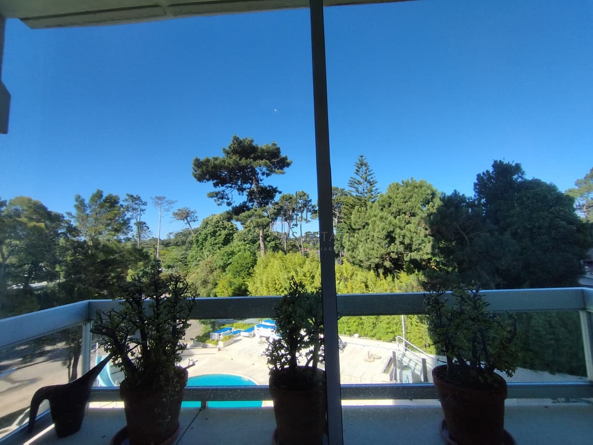Apartamento ID.4603 - Apartamento en venta de dos dormitorios y dep. de servicio Punta del Este