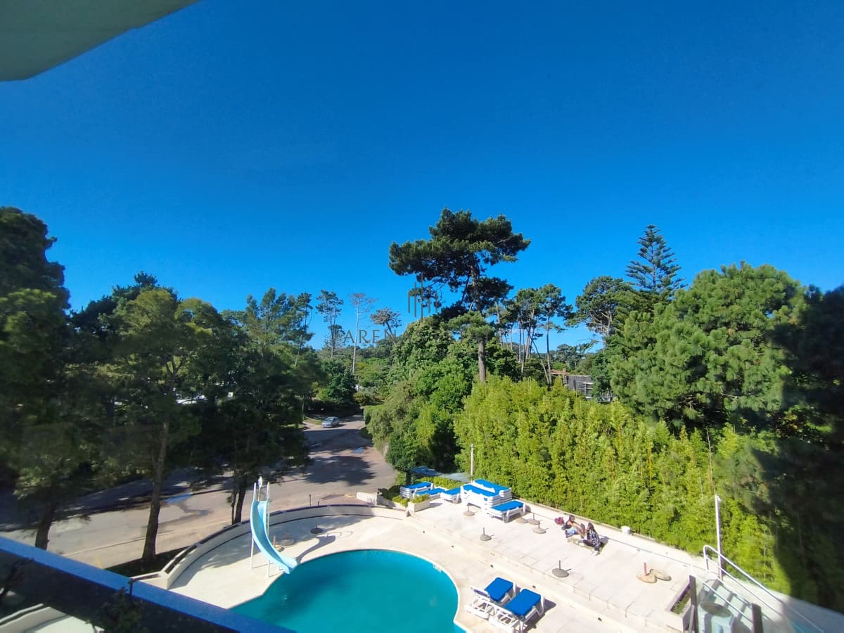 Apartamento ID.4603 - Apartamento en venta de dos dormitorios y dep. de servicio Punta del Este