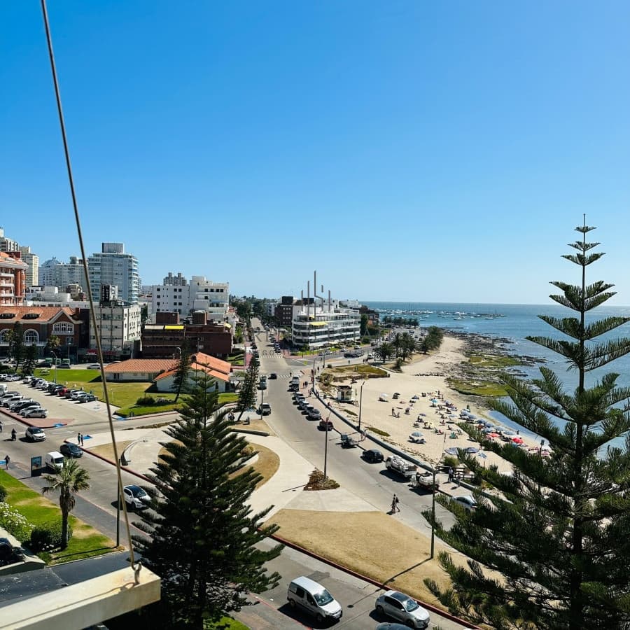 Alquiler de apartamento de 3 dormitorios y dep de servicio en Punta del Este
