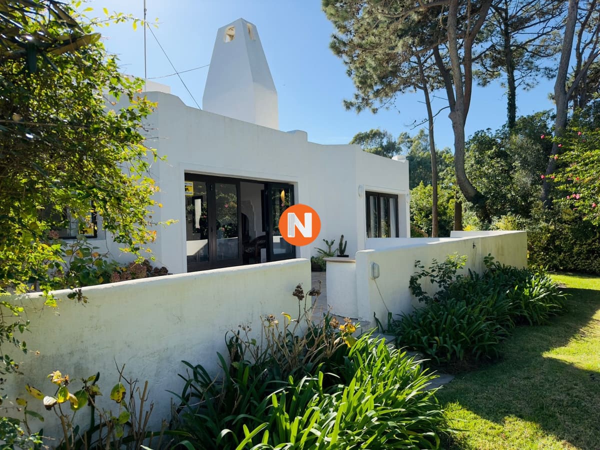 Casa en VENTA, 50 metros de la playa brava, 4 dormitorios.