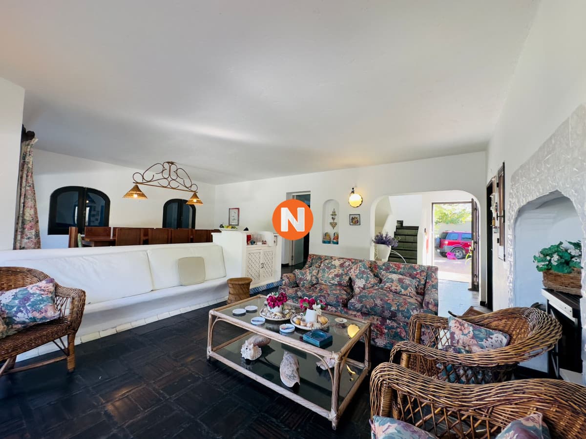 Casa en VENTA, 50 metros de la playa brava, 4 dormitorios.