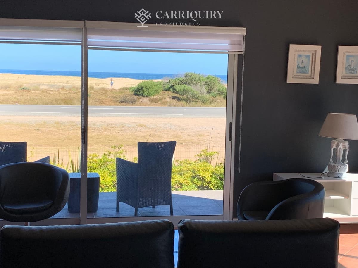 Casa en venta frente al mar, 3 dormitorios y piscina. Punta Piedra