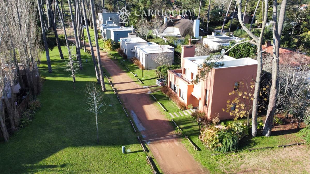 TERRENO DE 680 M2 EN BARRIO PRIVADO PLAYA MANSA CON TODOS LOS SERVICIOS APTOS PARA CONSTRUIR 2 UNIDADES  -