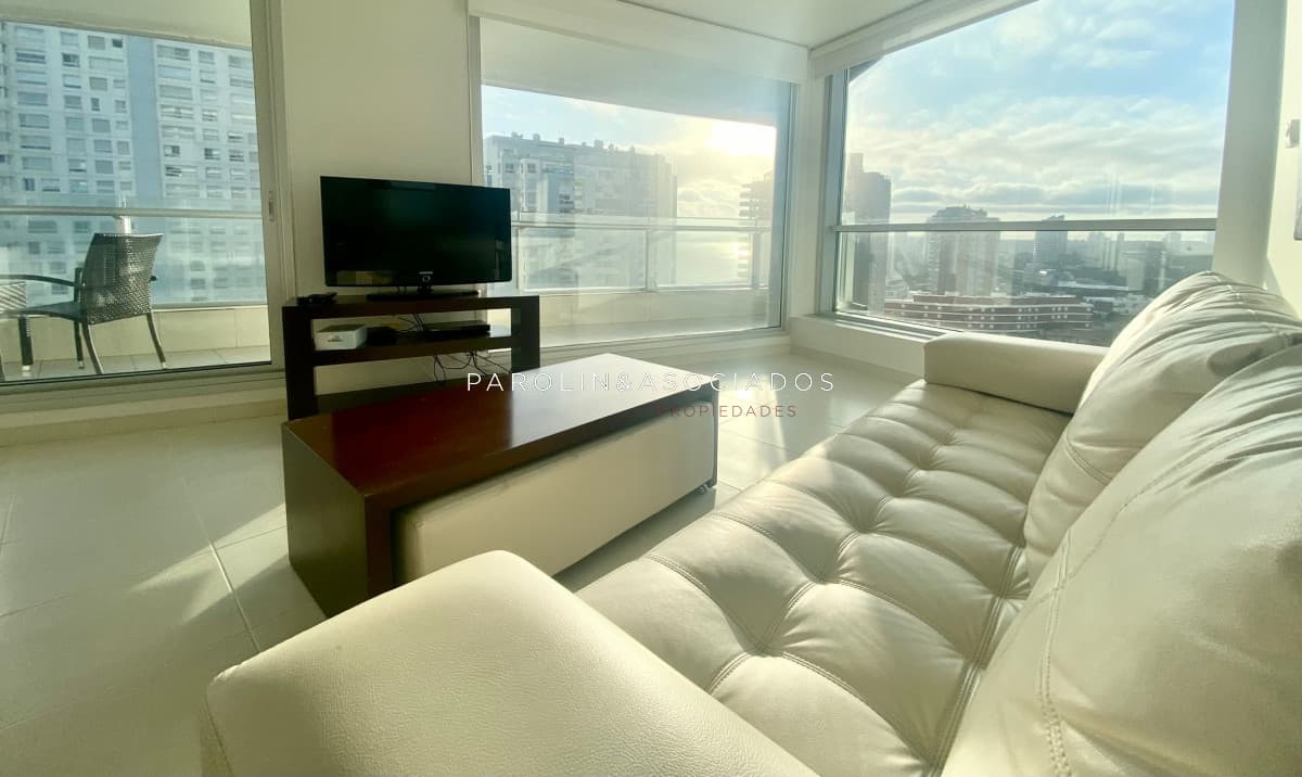 Apartamento en venta de 3 dormitorios en Season Tower, Punta del Este.