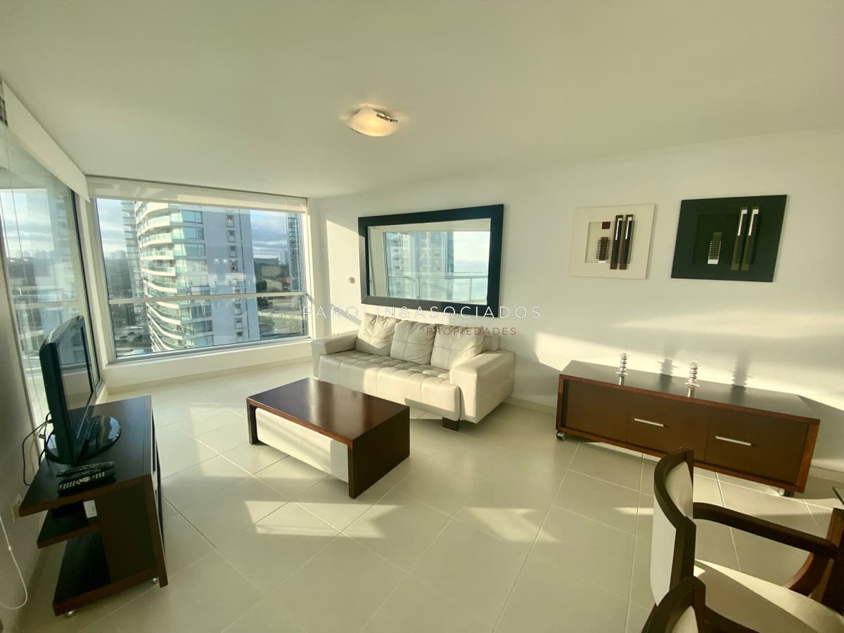 Apartamento en venta de 3 dormitorios en Season Tower, Punta del Este.