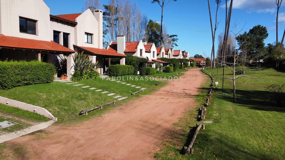 GRAN OPORTUNIDAD LOTE EN BARRIO PRIVADO A 200 MTS DEL MAR EN PLAYA MANSA CON TODOS LOS SERVICIOS