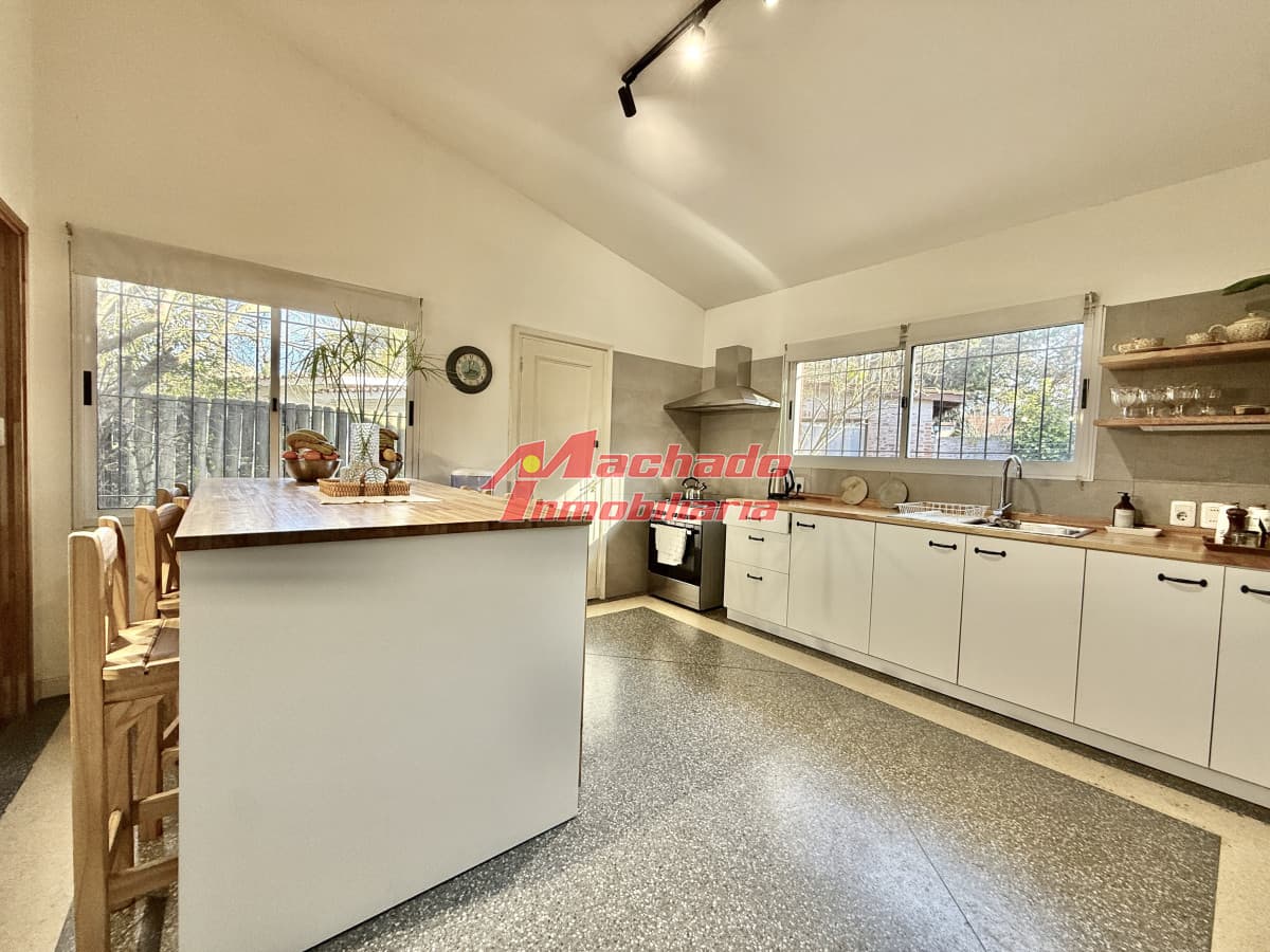 OPORTUNIDAD CASA EN PLAYA MANSA EN 4 DORMITORIOS ZONA CON POTENCIAL COMERCIAL
