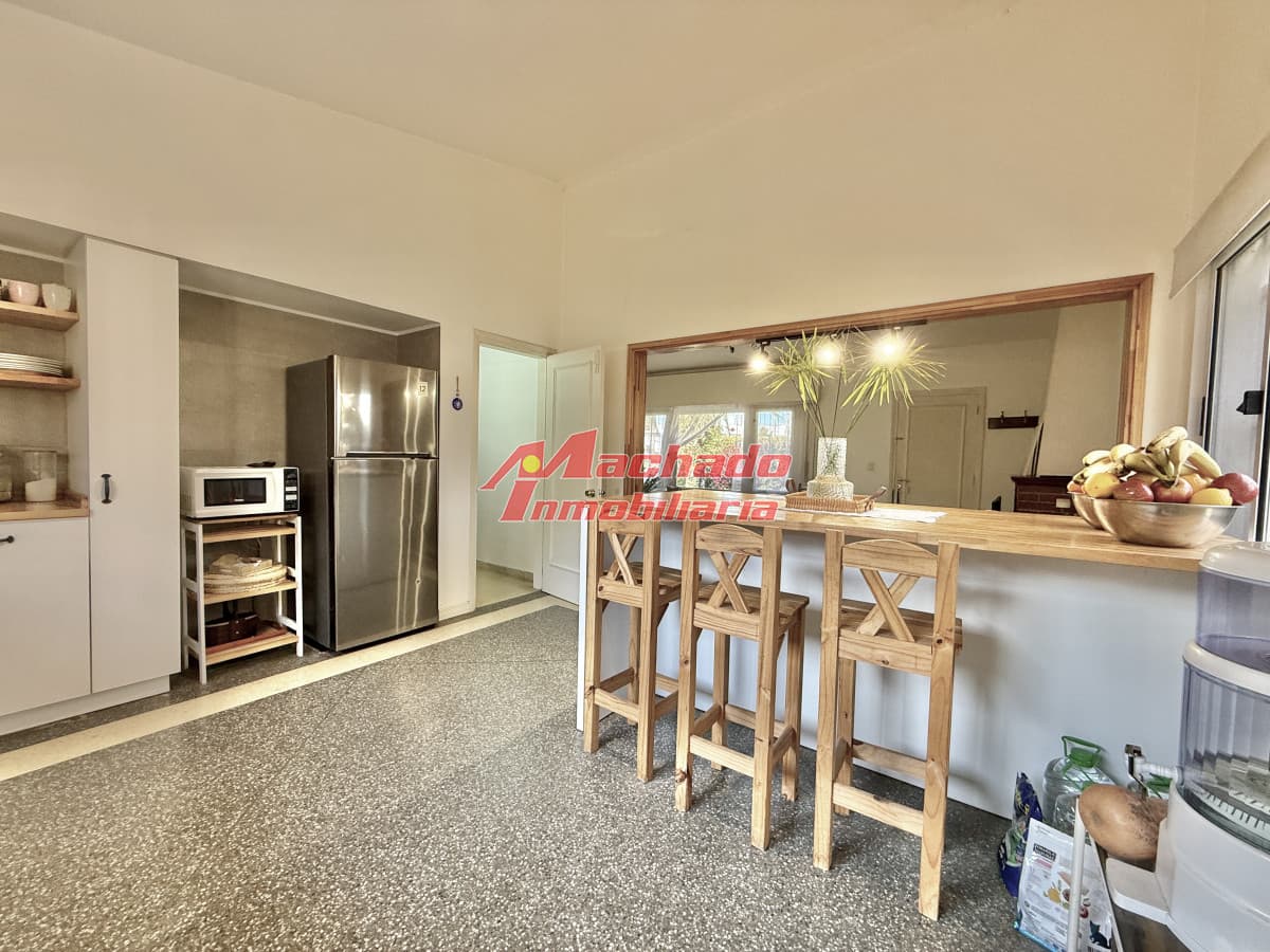 OPORTUNIDAD CASA EN PLAYA MANSA EN 4 DORMITORIOS ZONA CON POTENCIAL COMERCIAL