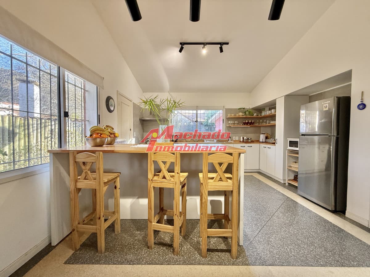 OPORTUNIDAD CASA EN PLAYA MANSA EN 4 DORMITORIOS ZONA CON POTENCIAL COMERCIAL