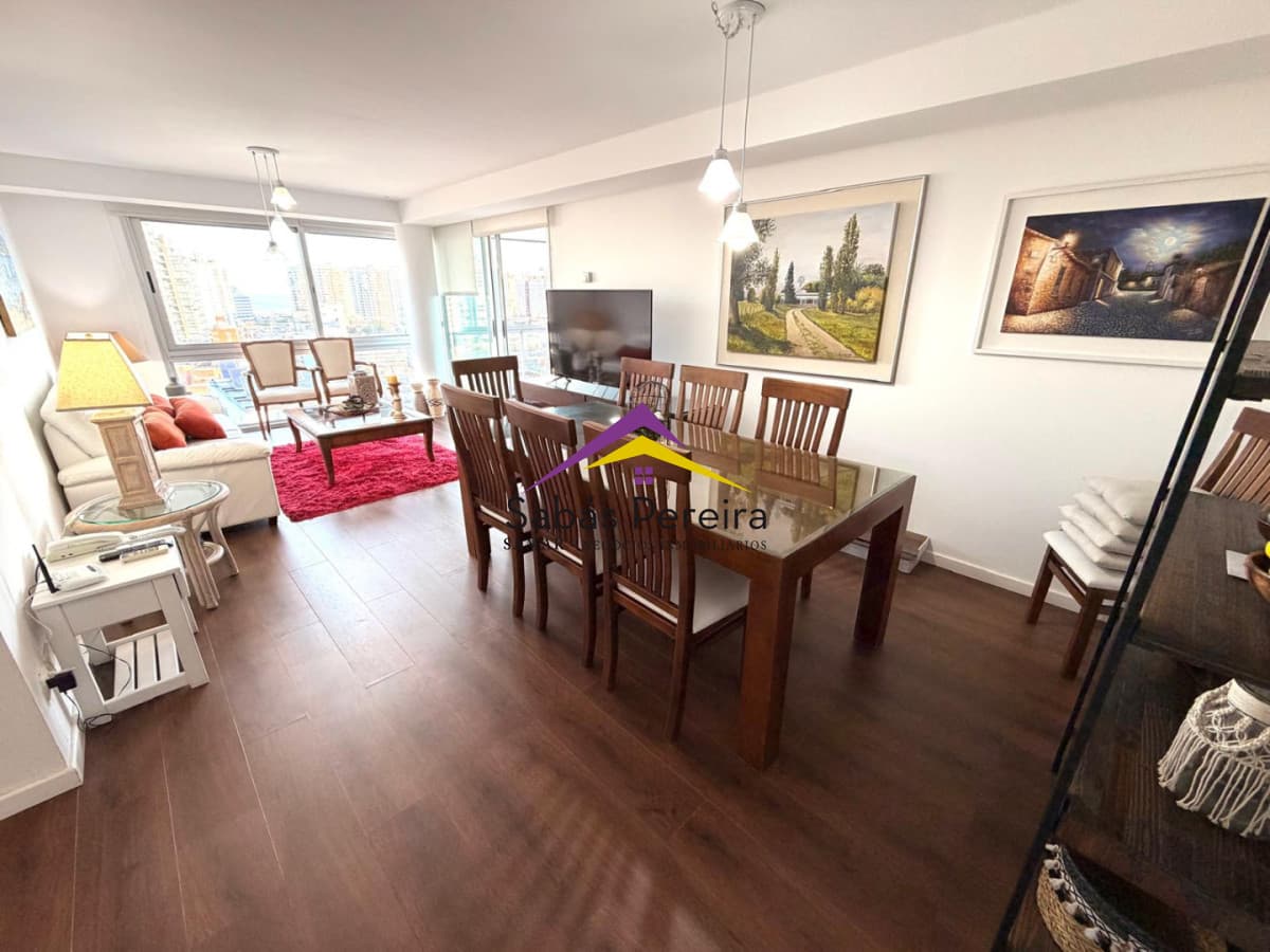 Apartamento en Playa Mansa de 3 Dormitorios