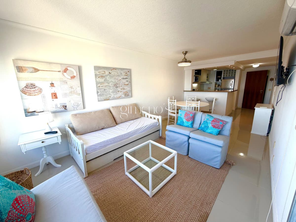 Apartamento en Venta frente al mar, parada 19 Playa Mansa - Punta del Este