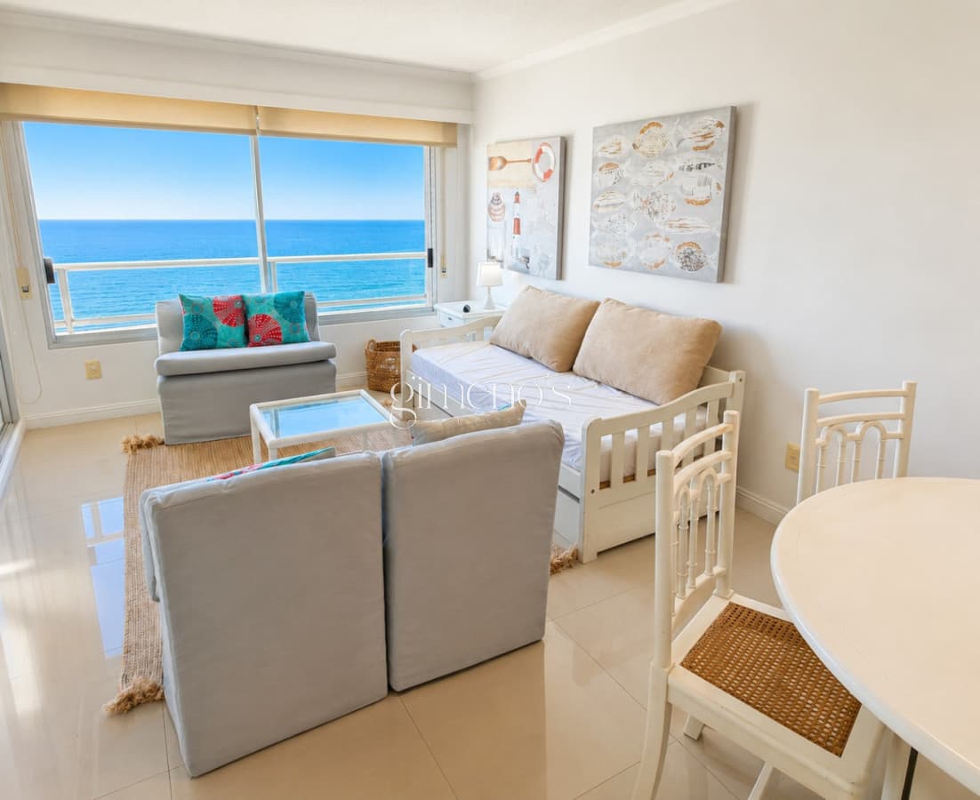 Apartamento en Venta frente al mar, parada 19 Playa Mansa - Punta del Este