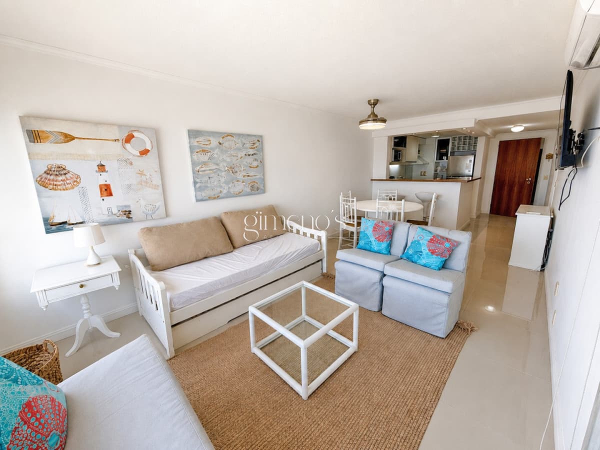 Apartamento en Venta frente al mar, parada 19 Playa Mansa - Punta del Este