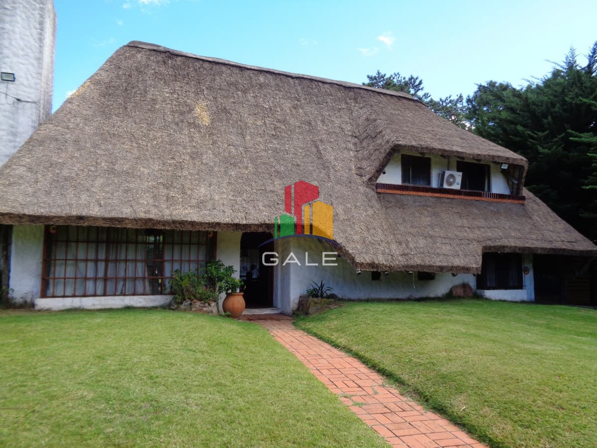 Gale Propiedades & Escribanía Casa ID.3108 - Espectacular Chalet