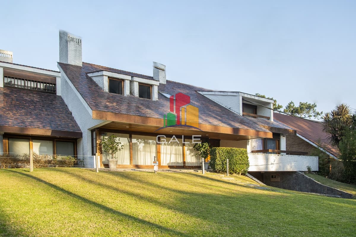 Gale Propiedades & Escribanía Casa ID.3289 - Casa a la venta en playa mansa Punta Del Este, gran tamaño ubicada en zona privilegiada.