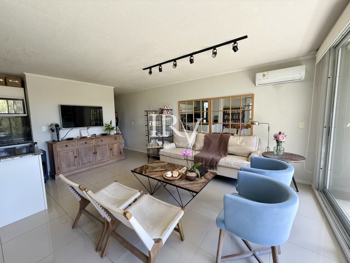 IRV PROPIEDADES Apartamento ID.1126 - Apartamento en Venta  Muy lindo. Buena orientación solar. 2 dorm y 2 baños.