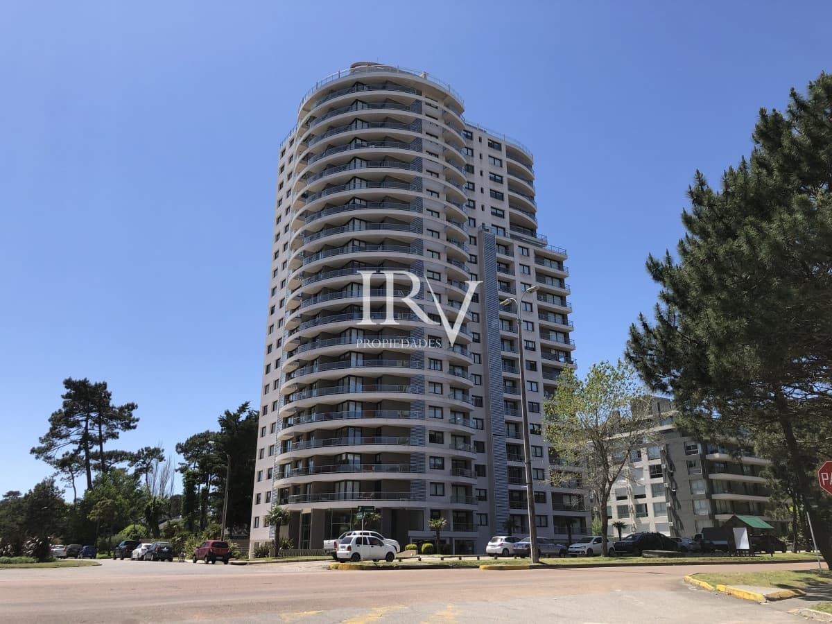 IRV PROPIEDADES Apartamento ID.532 - Apartamento en Venta Zona Cantegril en Punta del Este.  Con renta anual