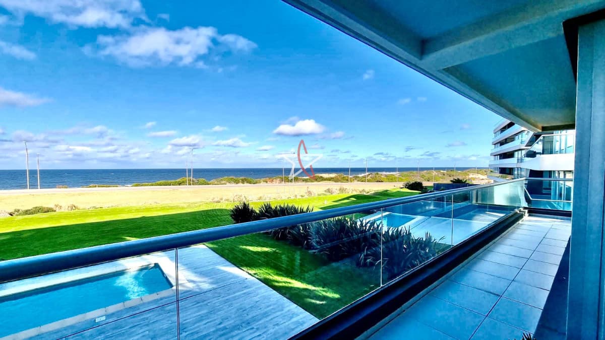 Venta y alquiler temporario de exclusivo departamento de cuatro dormitorios mas dependencia con piscina propia y parrillero, Tiburón Terraza, Brava - Bintang Propiedades