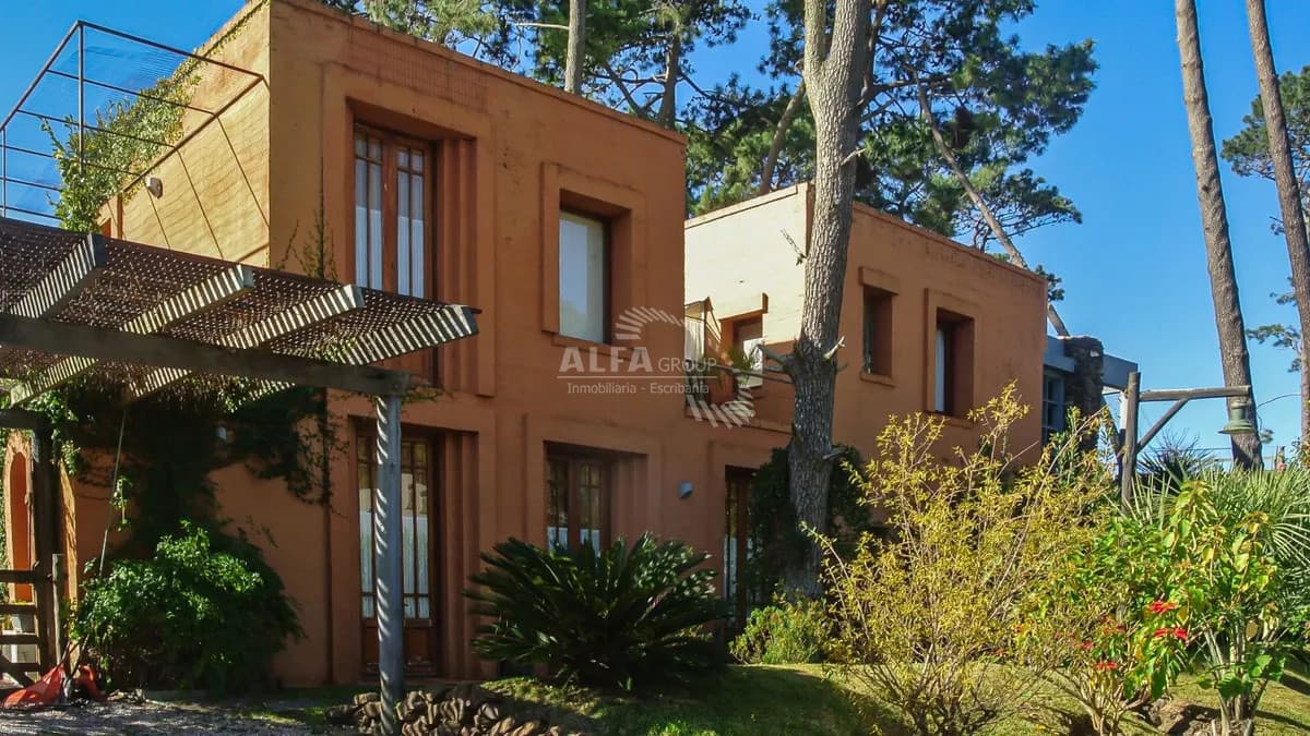 Excelente Casa de 5 Dormitorios, Piscina y Barbacoa en Barrio Privado, Punta del Este