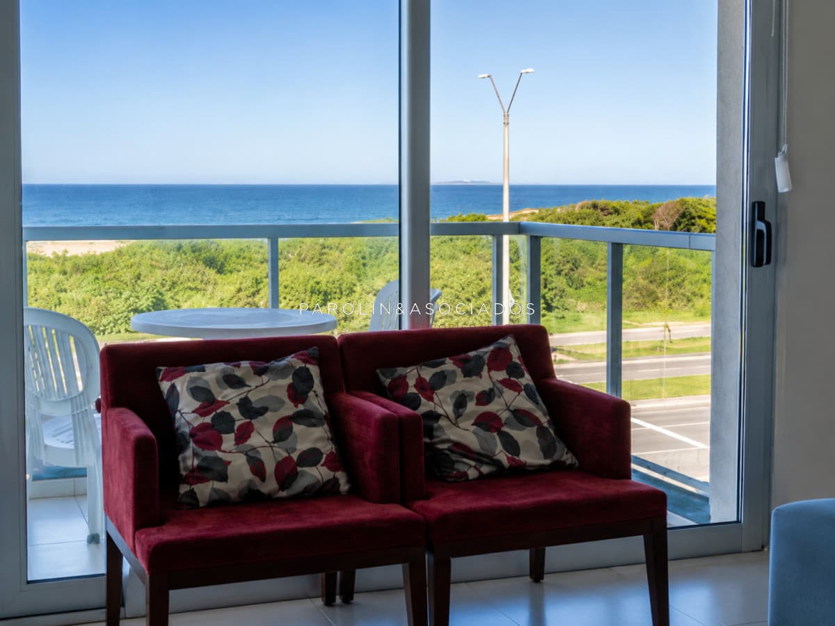 Apartamento de 3 Dormitorios en Primera Línea del Mar, Playa Brava Punta del Este
