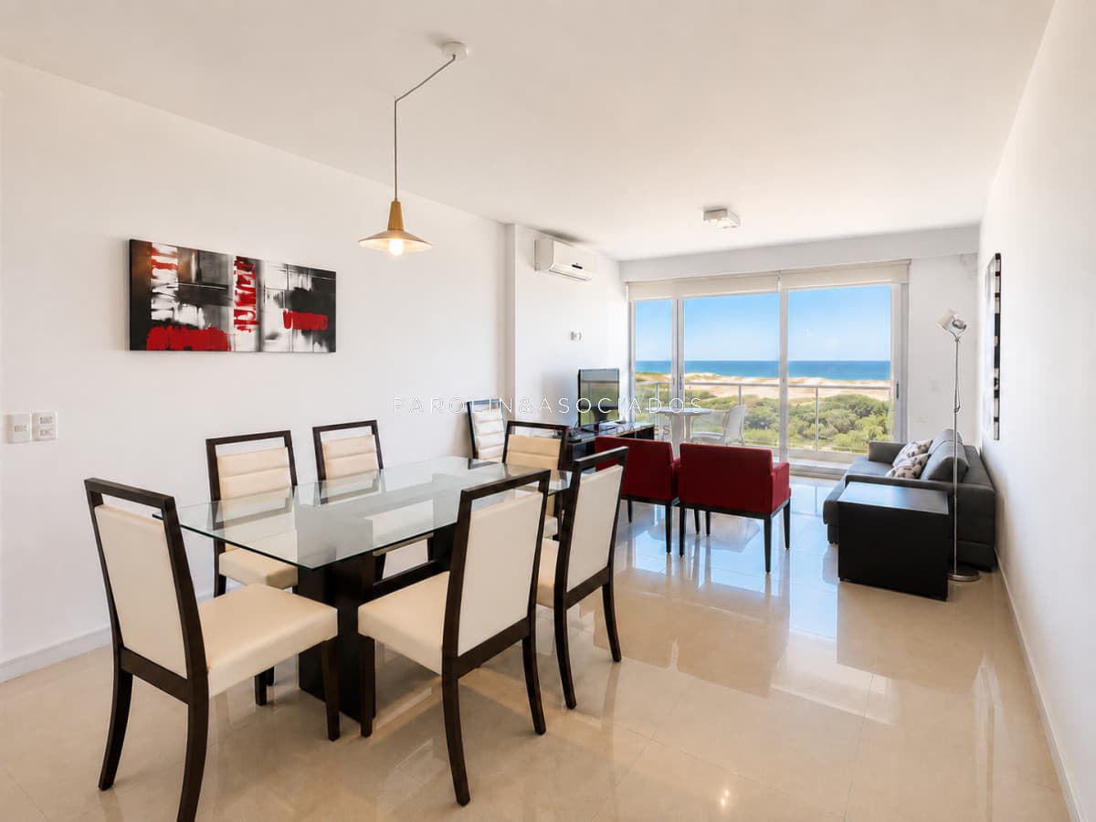 Apartamento de 3 Dormitorios en Primera Línea del Mar, Playa Brava Punta del Este