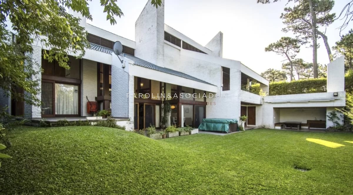 Excelente Casa de 4 Dormitorios en Playa Mansa, Ideal para vivir todo el año