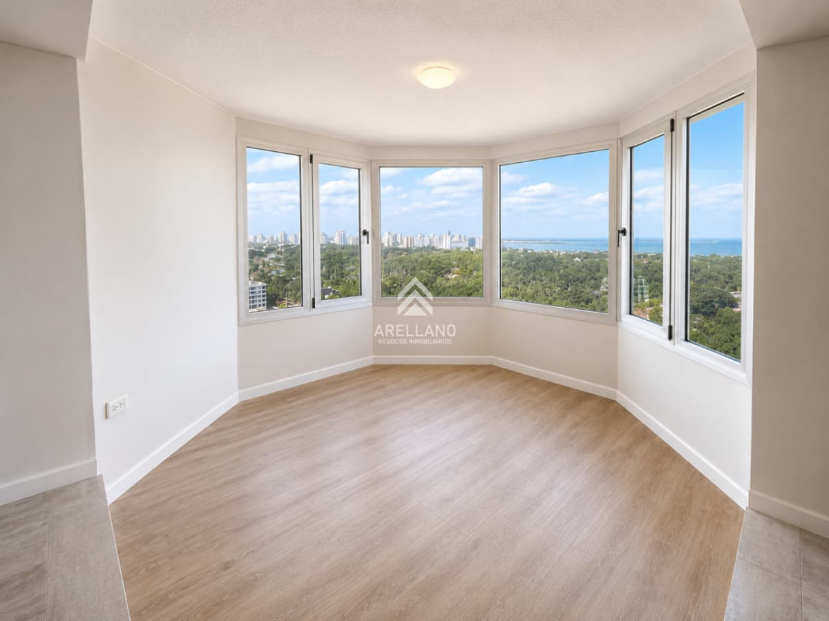 Apartamento ID.6760 - Alquiler Anual Apartamento de 3 Dormitorios, Reciclado, Sin Muebles, sobre Roosevelt Punta del Este