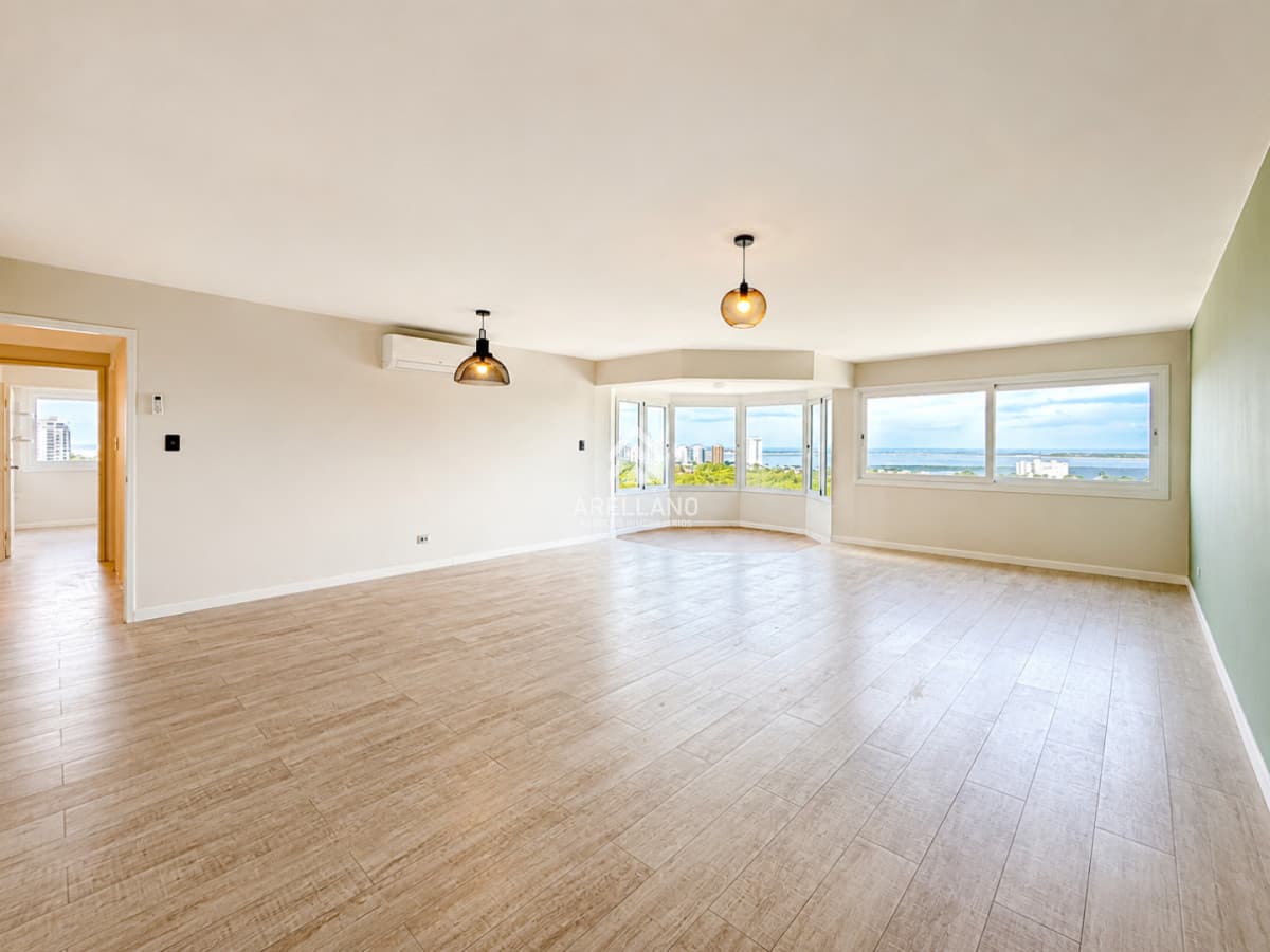 Apartamento ID.6760 - Alquiler Anual Apartamento de 3 Dormitorios, Reciclado, Sin Muebles, sobre Roosevelt Punta del Este