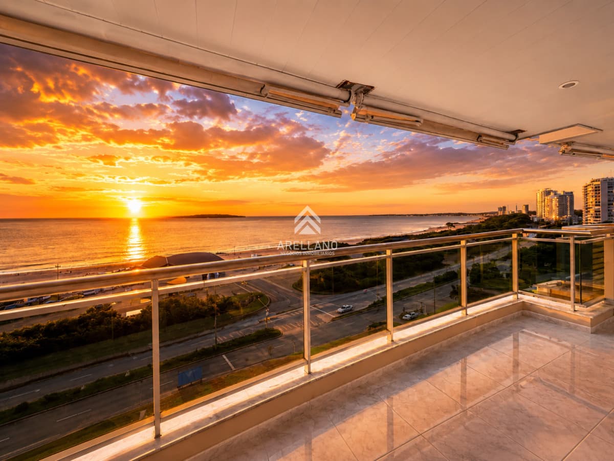 Apartamento ID.3995 - Apartamento de 3 Dormitorios sobre Playa Mansa, en Venta y Alquiler, Punta del Este