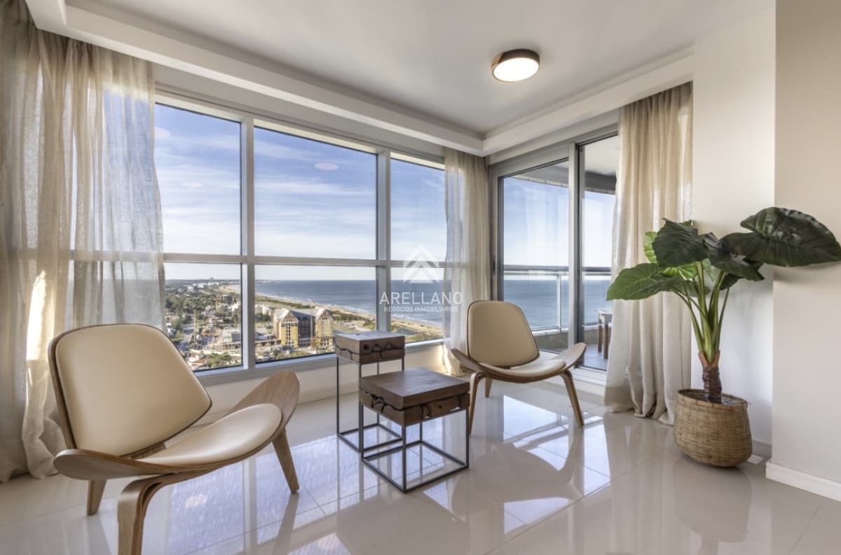 Apartamento ID.5179 - Moderno Penthouse con Vista al Mar, en Playa Brava, 3 Dormitorios con Parrillero y Dependencia de servicio
