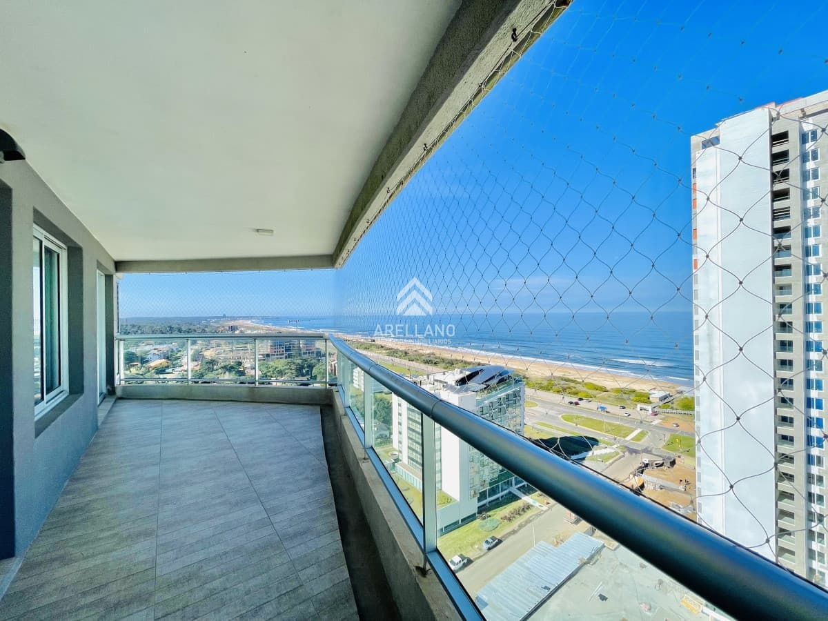 Apartamento ID.3996 - Venta Apartamento con Vista al Mar de 3 Dormitorios y Dependencia + Parrillero en Playa Brava, Punta del Este