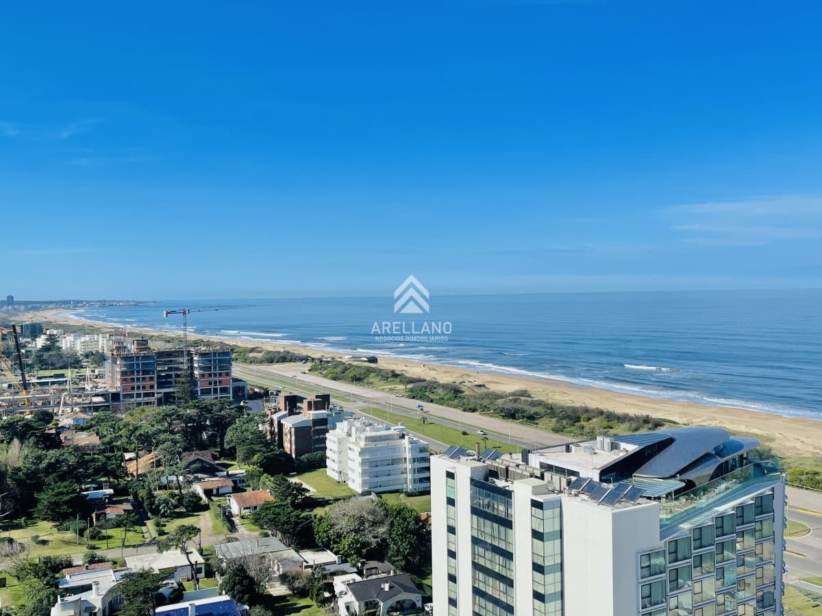 Apartamento ID.3996 - Venta Apartamento con Vista al Mar de 3 Dormitorios y Dependencia + Parrillero en Playa Brava, Punta del Este