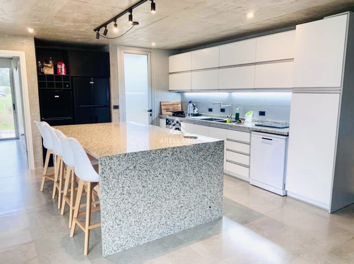 Casa ID.5385 - Alquiler de temporada Casa de 4 Dormitorios y Piscina Climatizada en Barrio Privado, Punta del Este
