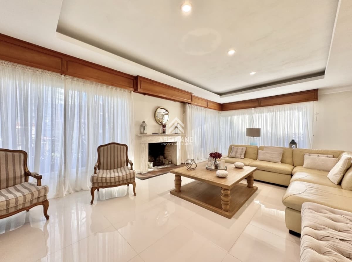 Casa ID.4987 - Moderna Casa de 4 Dormitorios en Playa Mansa a 150 metros del Mar