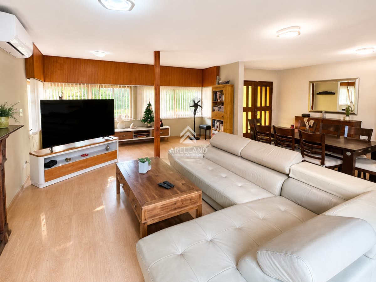 Casa ID.6971 - Alquiler temporal Casa de categoría en Playa Mansa a 800 metros del mar, 5 Dormitorios, Piscina Climatizada y Barbacoa. Punta del Este