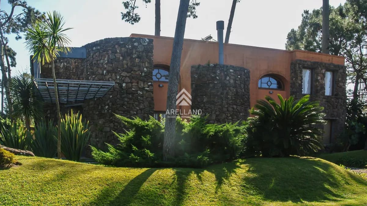 Casa ID.5467 - Excelente Casa de 5 Dormitorios, Piscina y Barbacoa en Barrio Privado, Punta del Este