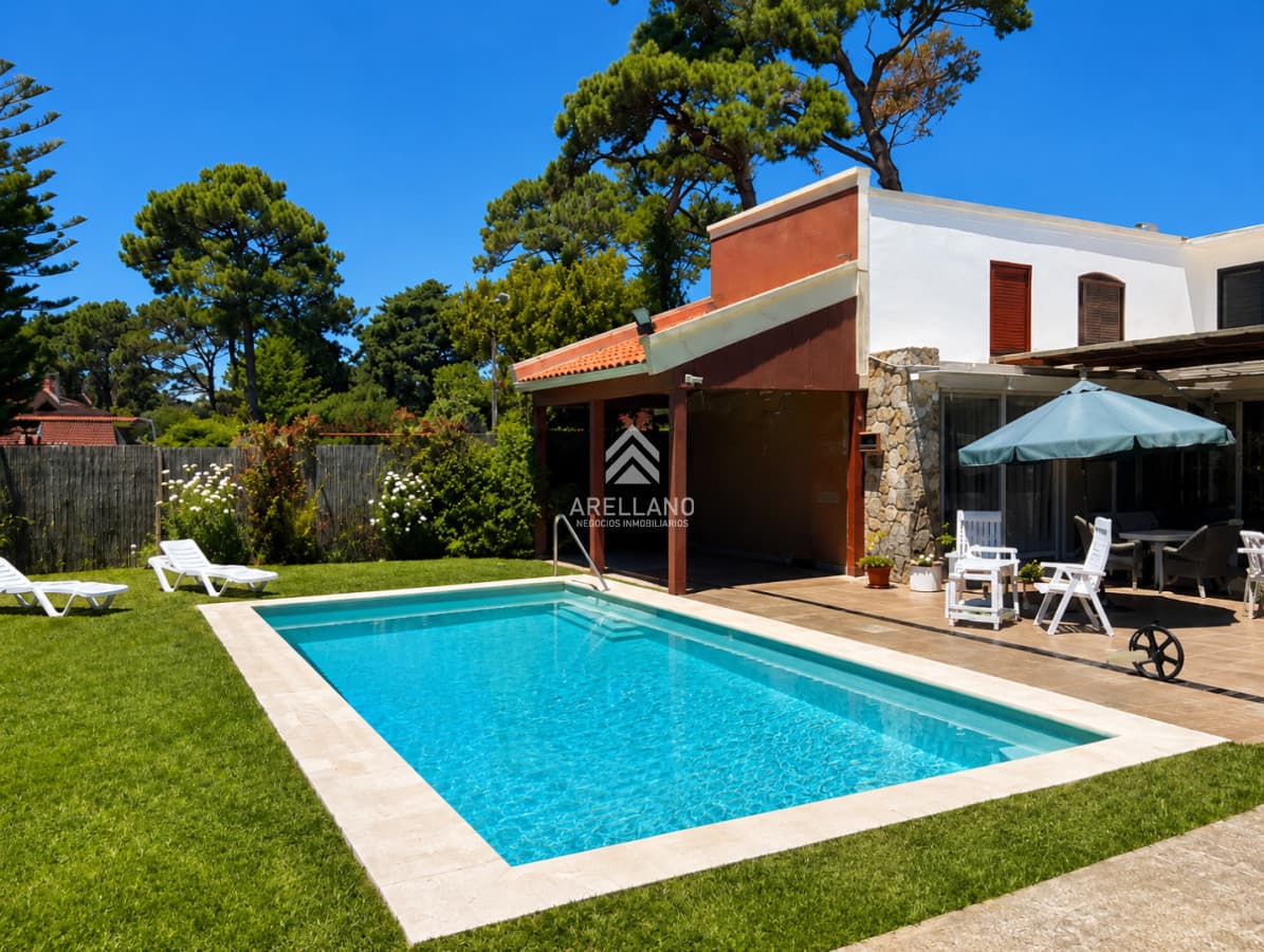 Casa ID.6971 - Alquiler temporal Casa de categoría en Playa Mansa a 800 metros del mar, 5 Dormitorios, Piscina Climatizada y Barbacoa. Punta del Este
