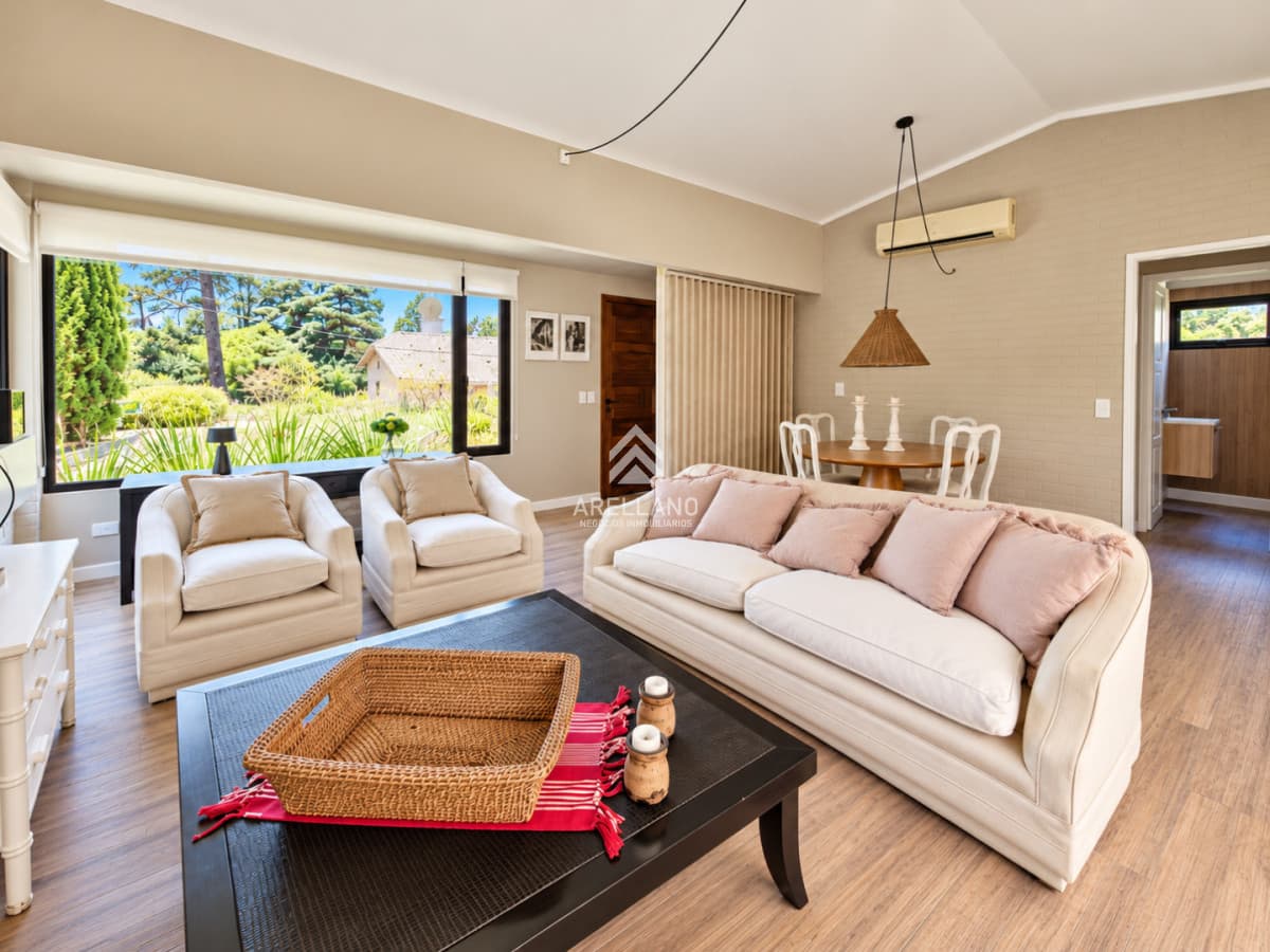 Casa ID.6972 - Alquiler de temporada Casa de 3 Dormitorios con Parrillero y Piscina, Punta del Este