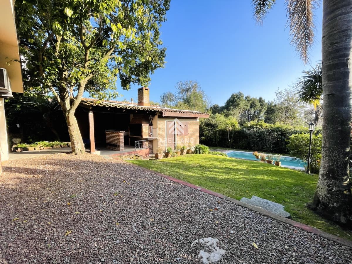 Casa ID.4992 - Casa de 3 Dormitorios, Piscina Climatizada y Parrillero en Playa Mansa, Punta del Este