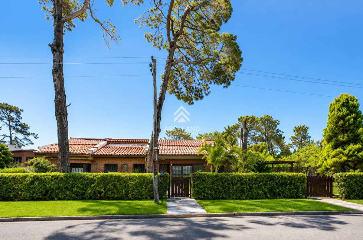Casa ID.6971 - Alquiler temporal Casa de categoría en Playa Mansa a 800 metros del mar, 5 Dormitorios, Piscina Climatizada y Barbacoa. Punta del Este