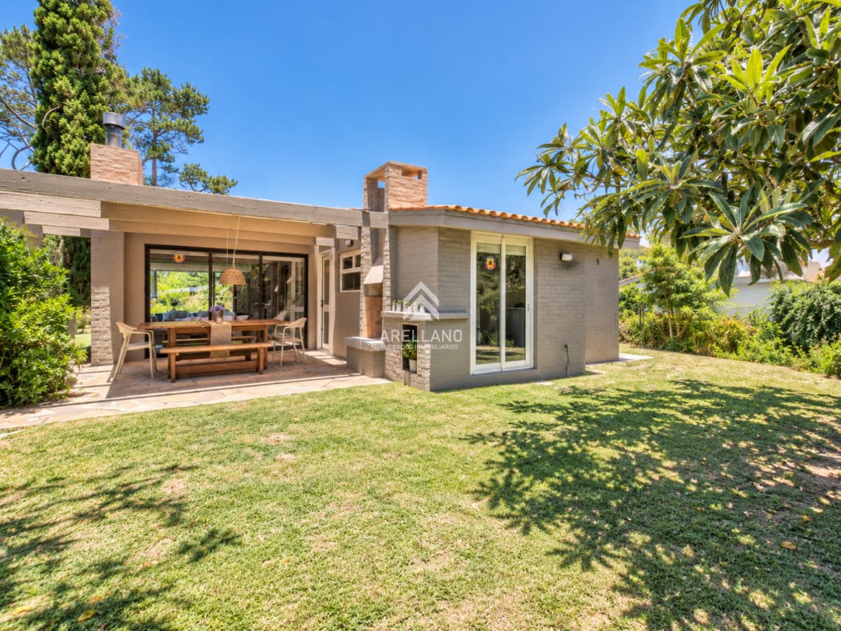 Casa ID.6972 - Alquiler de temporada Casa de 3 Dormitorios con Parrillero y Piscina, Punta del Este