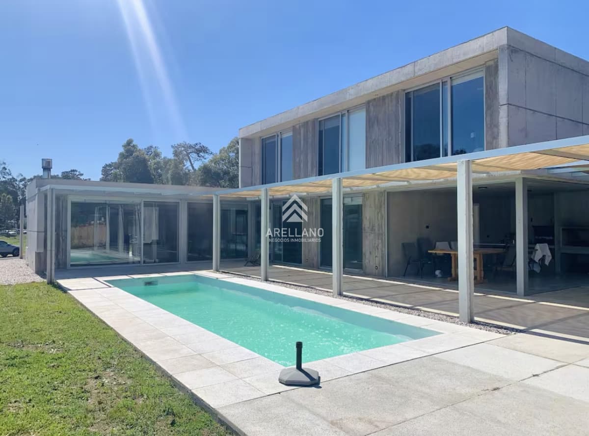 Casa ID.5385 - Alquiler de temporada Casa de 4 Dormitorios y Piscina Climatizada en Barrio Privado, Punta del Este
