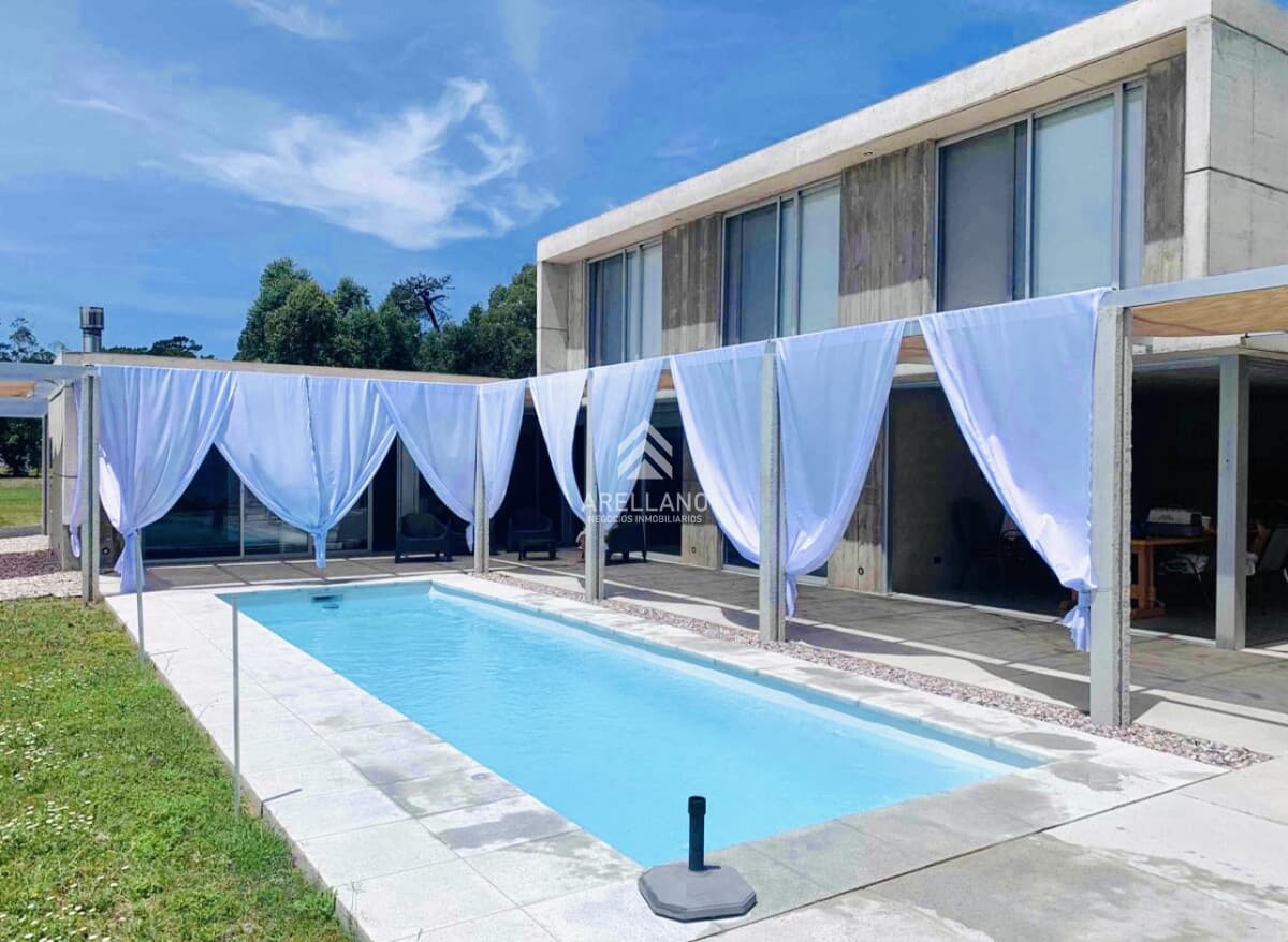 Casa ID.5385 - Alquiler de temporada Casa de 4 Dormitorios y Piscina Climatizada en Barrio Privado, Punta del Este