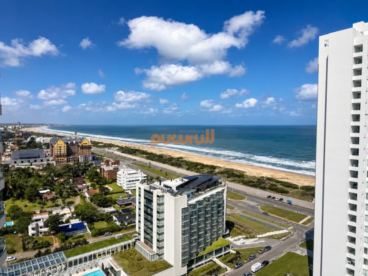 Moderno Apartamento de 3 Dormitorios con Parrillero propio y Dependencia, Playa Brava Punta del Este