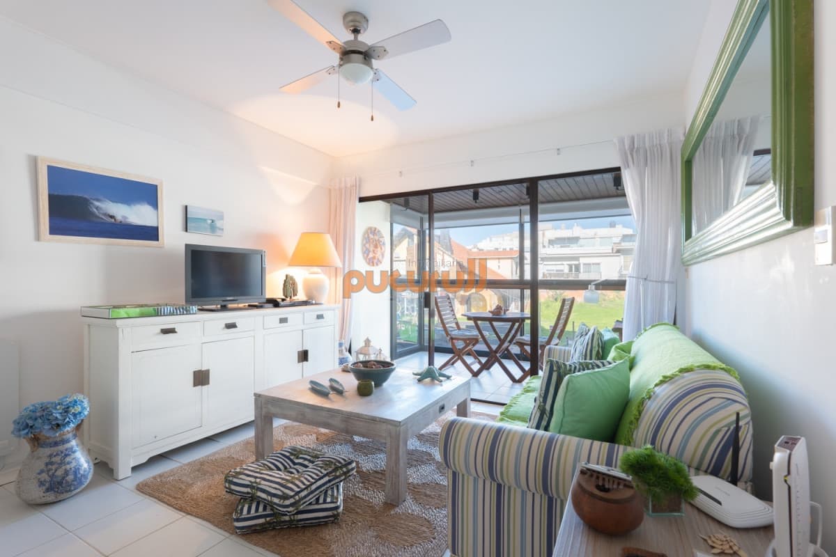 Apartamento de 2 Dormitorios frente al Mar, en Venta, Península de Punta del Este