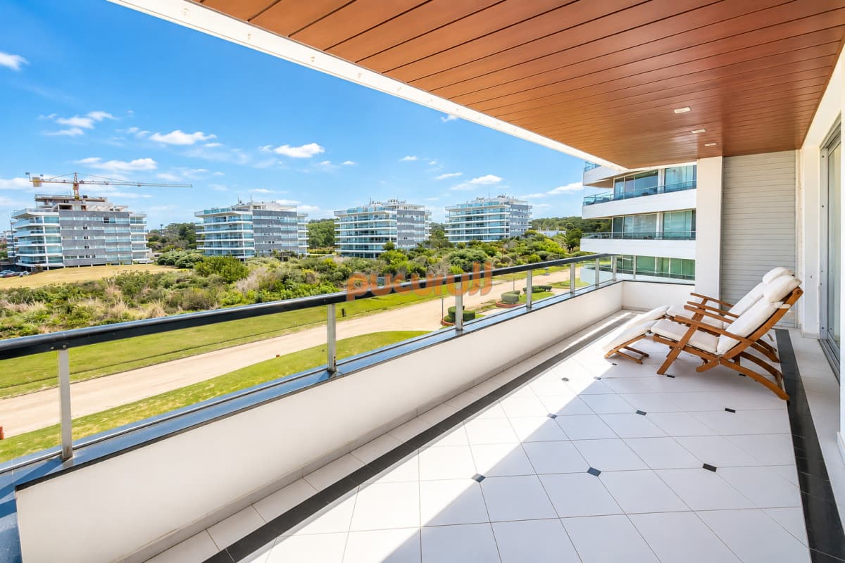 Exclusivo Apartamento Frente al Mar en Playa Brava, 3 Dormitorios y Dependencia