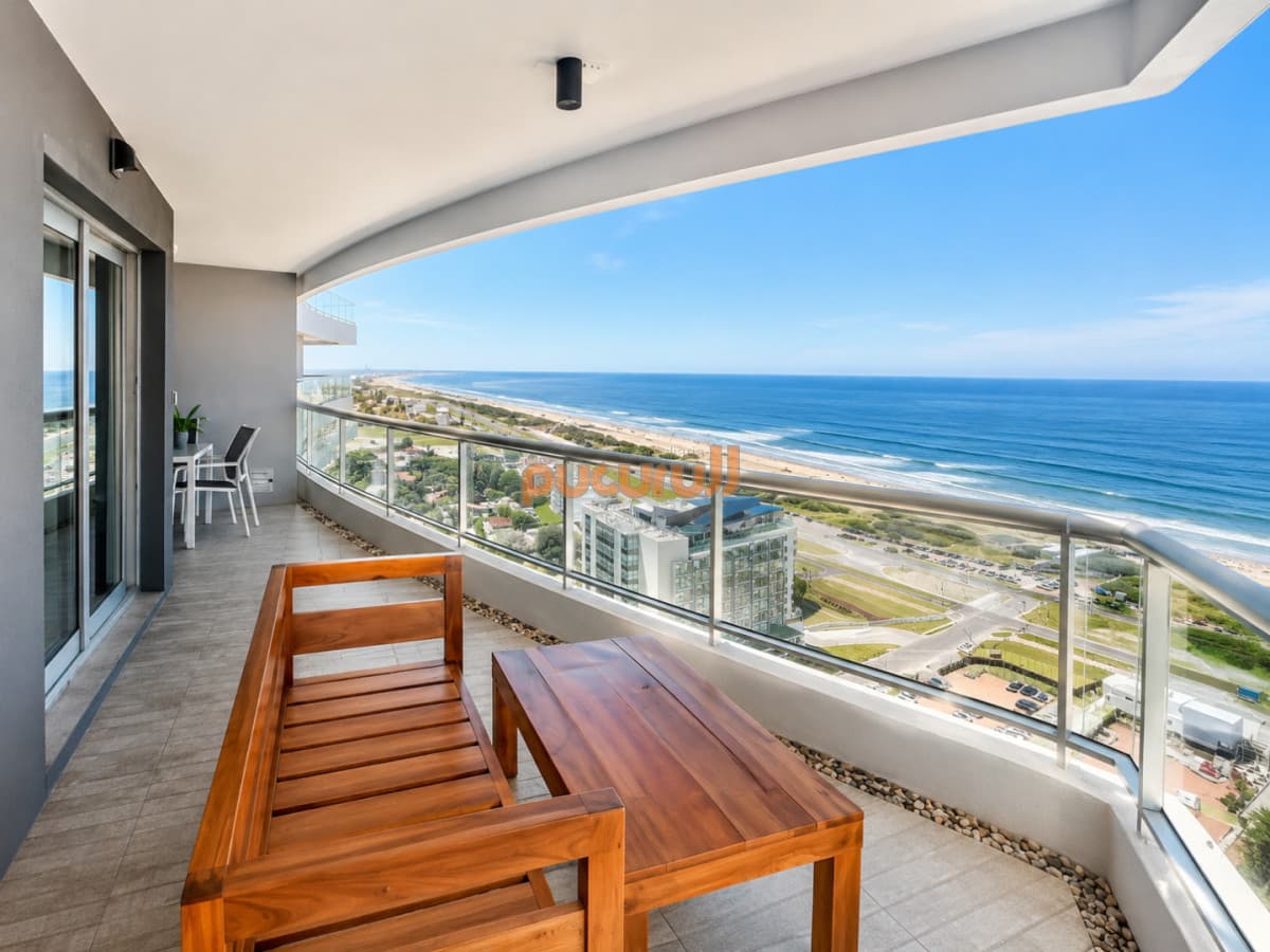 Moderno Apartamento de 3 Dormitorios con Parrillero propio y Dependencia, Playa Brava Punta del Este
