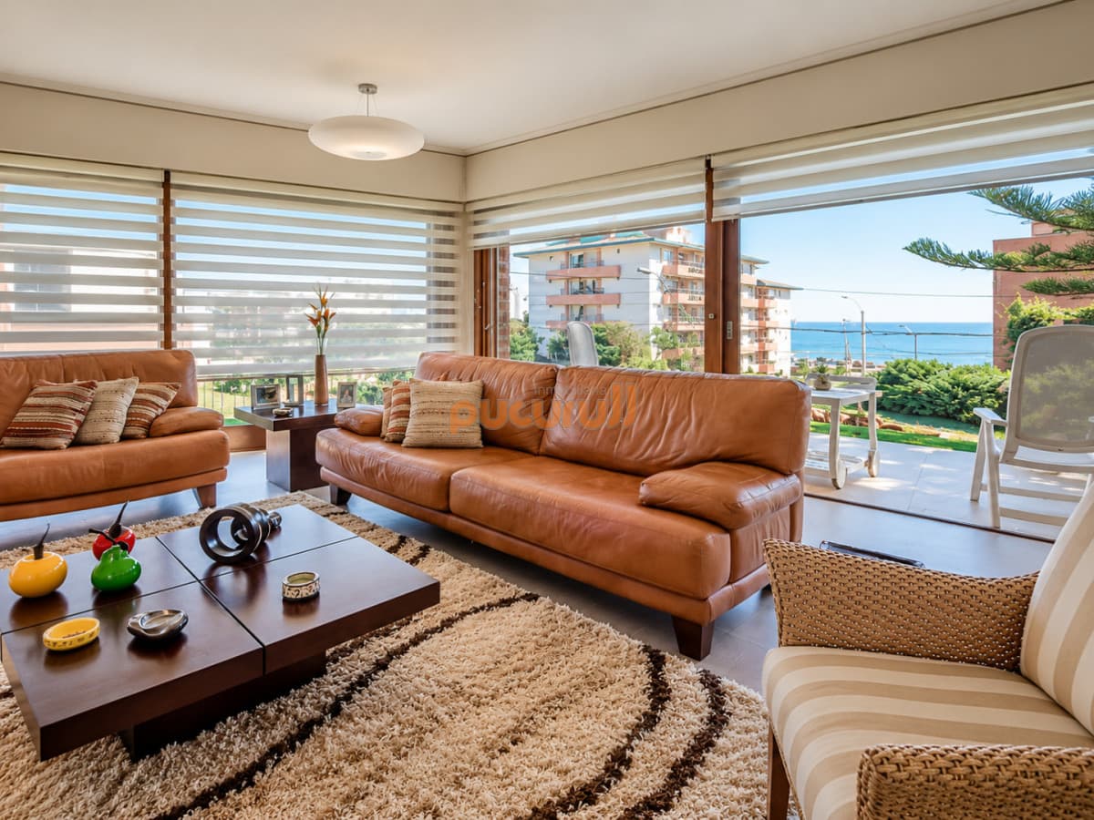 Excelente Casa de 4 Dormitorios y Piscina a una Cuadra del Mar